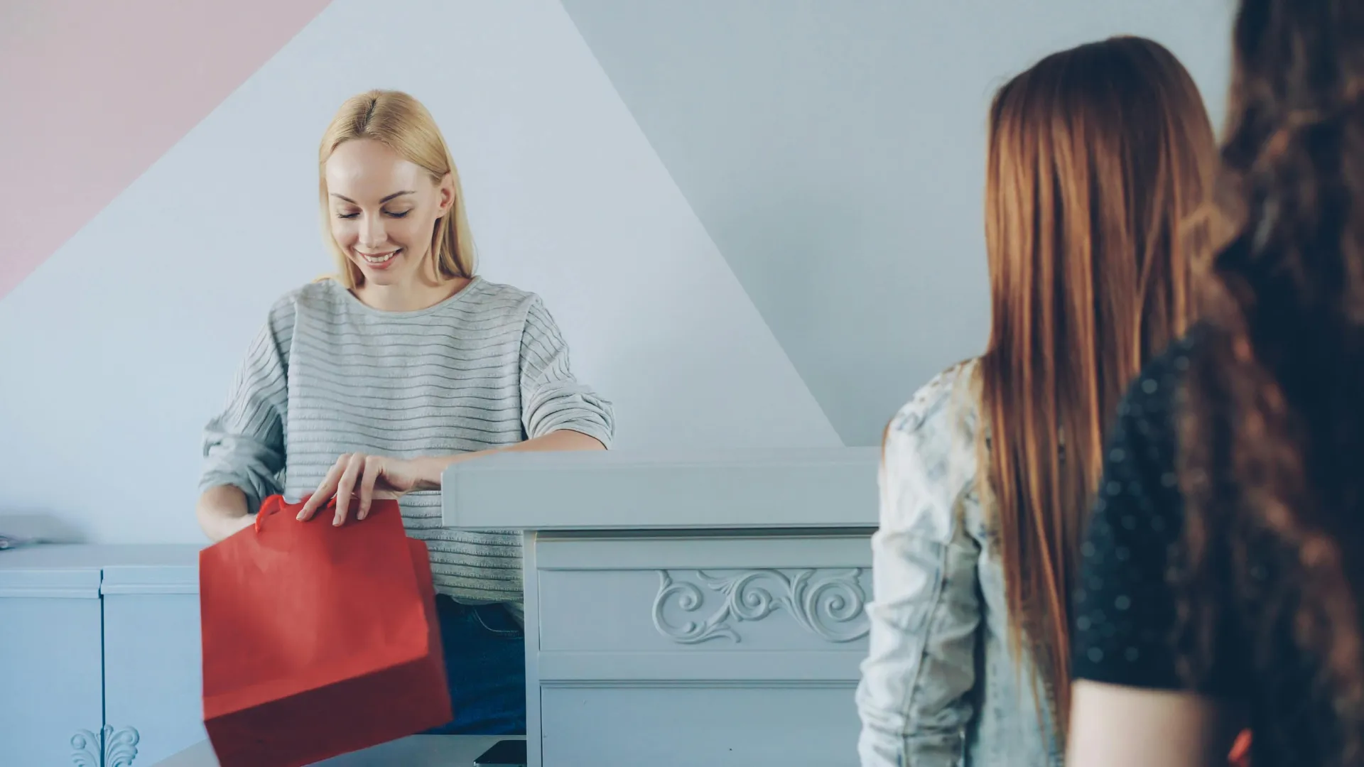 Standard sprzedaży w retailu dlaczego sztywne skrypty zawodzą i jak wdrożyć elastyczny model doradczy - Instytut Szkoleń i Coachingu